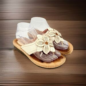 Clarks Artisan White Leather Thong Flower Sandal Wedge Embellished Shoes size 7M